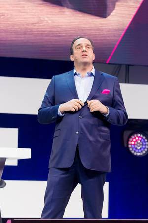 Hagen Rickmann (Deutsche Telekom) hält seinen Vortrag auf der Bühne des Digital X Events in Köln