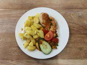 Hähnchenbrust mit Kartoffeln und Gemüse