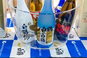 Hakutsuru Sake verschiedene Flaschen in einem Eisbehälter