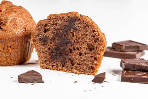Halber Muffin mit Schokoladenfüllung im Kern