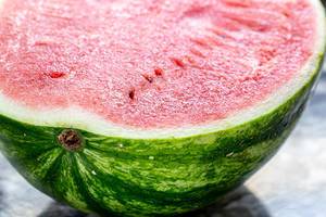 Halbierte, aufgeschnittene Wassermelone in der Nahaufnahme