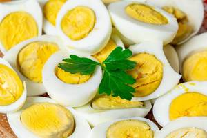 Halbierte gekochte Eier mit Petersilie