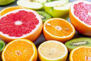 Halbierte, verschiede, reife Früchte für ein gesundes Ernährungskonzept