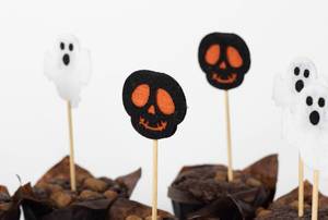 Halloween Muffins mit Totenköpfen und Gespenstern