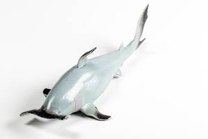 Hammerhai als Spielzeugfigur vor weißem Hintergrund