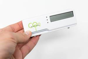 Hand hält AirCO2ntrol CO2 Messgerät von TFA Dostmann zur Überwachung der CO2-Konzentration in verschiedenen Räumen