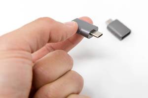 Hand hält den USB-Adapter von Syntech, für USB-C und USB-OTG Anschlüsse