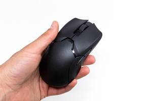 Hand hält die Razer Viper Ultimate Wireless Gaming Maus im Schwarz. Nahaufnahme vor weißem Hintergrund