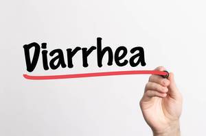 Hand schreibt das Wort "Durchfall / Diarrhoe" auf ein Whiteboard