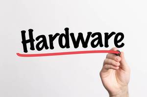 Hand schreibt das Wort "Hardware" auf ein Whiteboard