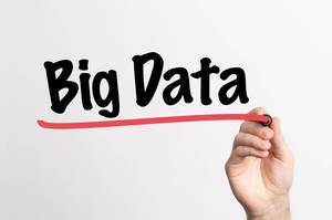 Hand schreibt "Big Data / Datengebirge" auf ein Whiteboard
