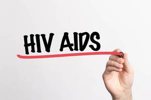 Hand schreibt "HIV Aids" auf ein Whiteboard