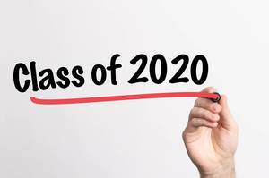 Hand schreibt "Klasse von 2020" auf ein Whiteboard