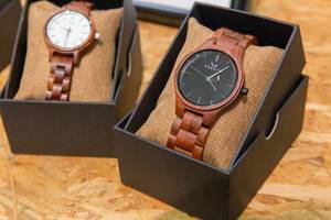 Handgefertigte, biologische Uhren aus Rohstoff Holz und Edelstahl von CWA in Uhrenschachteln