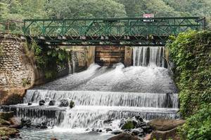 Handgefertigter Staudamm hinter einer Brücke im Mambukal Resort