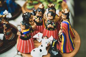Handgemachte, bunte Figuren für Krippenspiel aus Guatemala mit Jesuskind und Schafen
