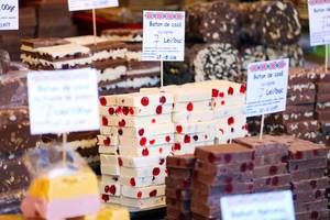 Handgemachte Schokoladentafeln und andere Süßigkeiten auf dem Weihnachtsmarkt