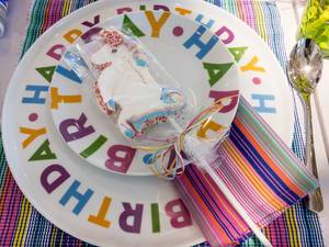 Happy Birthday: Geburtstagsfeier mit bunten Tellern