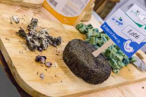 Happy Cheeze - veganer Bio-Käse in der Variante Blaubeere-Thymian