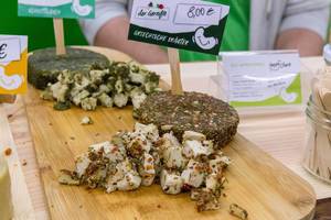 Happy Cheeze -veganer Bio Käse mit griechischen Käutern