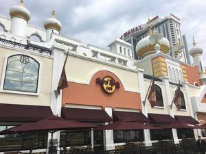 Hard Rock Cafe mit Trump Taj Mahal im Hintergrund in Atlantic City, USA