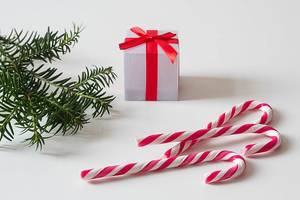 Hartbonbons aus Kandiszucker als weihnachtliche Süßigkeiten und Dekoration