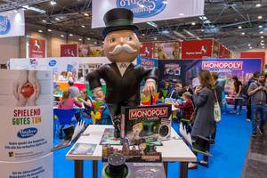 Hasbro Stand auf der Spiel in Essen - Großer Monopoly Voice Banking Aufsteller