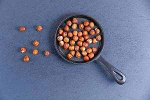 Hazelnuts in small pan (Flip 2019)