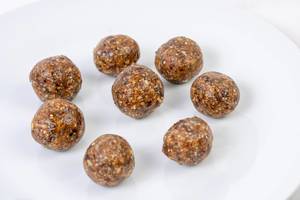 Healthy Energy Balls on the plate (Flip 2019)
