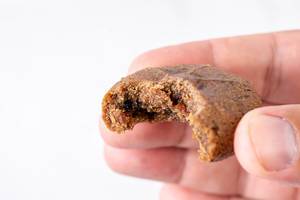 Healthy Protein Gluten free cookie in the hand (Flip 2019)