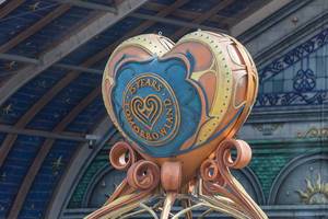 Heart-shaped sculpture for the 15th anniversary oft he festival with text "15 years Tomorrowland".