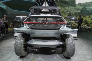 Heckansicht des Audi AI: Trail Quattro, elektrischer Geländewagen Off-Track,  in futuristischem Design