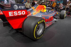 Heckansicht und Nahaufnahme des Aston Martin Red Bull Racing RB15, mit 1,6-Liter-V6-Motor von Honda