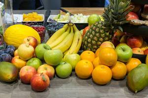 Heimisches und exotisches Obst wie Ananas, Mango, Honigmelone, Äpfel und Orangen