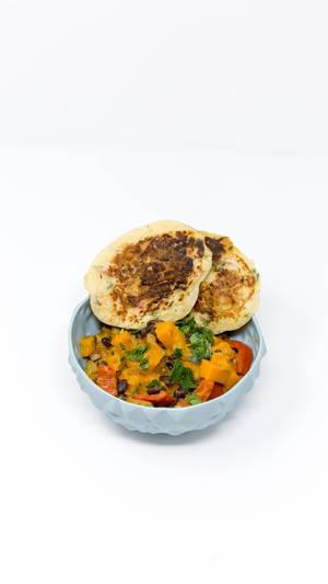 Hello Fresh - Carribian Sweet Potato Coconut Stew with Black Beans and Tasty Bananapancakes in blue bowl on white background