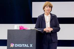 Henriette Reker bedenklich auf der Bühne der Digital X in Köln