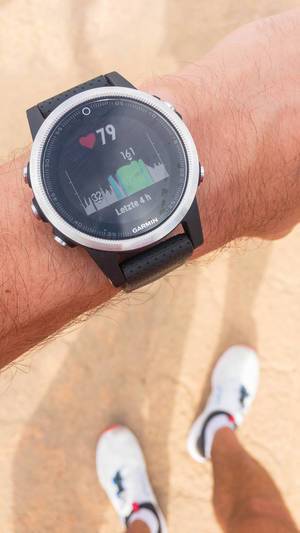 Herzschlagstatistik der letzen vier Stunden wird auf dem Display einer Garmin Smartwatch angezeigt