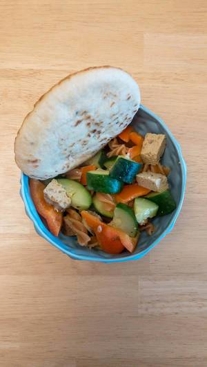 Highcarbvegan: Naan-Brot mit Zucchini, Paprika, Tofu und Nudeln