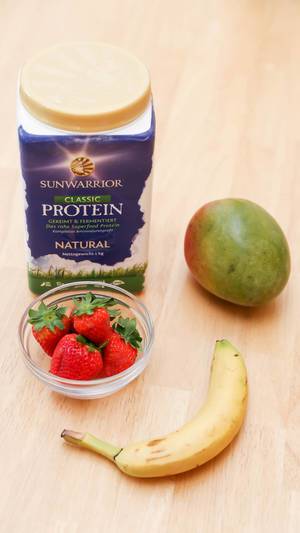 Highcarbvegane Ernährung: Banane, Mango, Erdbeeren und Sunwarrior Protein