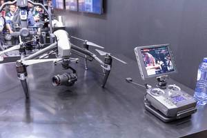 Hightech Drohne mit Action Kamera und Fernbedienung mit Bildschirm