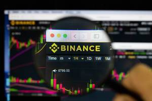 Hihglighting the word Binance from the official website with magnifying glasses