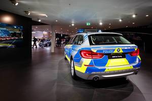 Hinteransicht des neuen BMW 5er Touring als Polizeiwagen  bei der IAA 2017