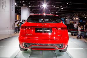 Hinteransicht des neuen roten E-Pace d180 von Jaguar bei der IAA 2017