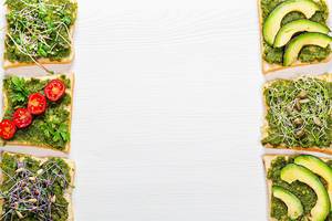 Hintergrund für einen gesunden Lebensstil und gesunde Ernährung mit Freiraum umrundet von grünen Sandwiches