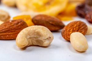 Hintergrundbild mit verschiedenen Nüssen, wie Mandeln, Erdnüsse und Cashewnüsse