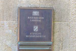 Historisch anmutende Beschriftungstafel des Bayrischen Landtags und der Stiftung Maximilianeum in München
