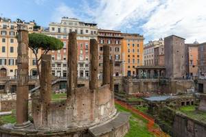 Historische Ruinen und vergleichsweise moderne Gebäude bilden ein kontrastreiches Bild in Rom
