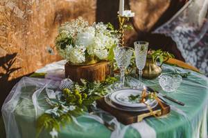 Hochzeits Dekoration auf einem Tisch - Arrangement mit Holz und Blumen