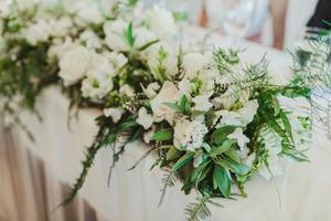 Hochzeitsdekor von weißen Rosen auf einem Tisch