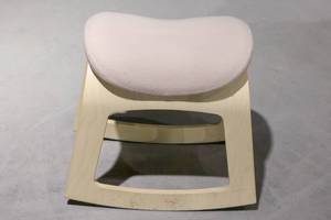 Hocker aus hellem Holz mit rosarotem Stoff überzogene Sitzfläche